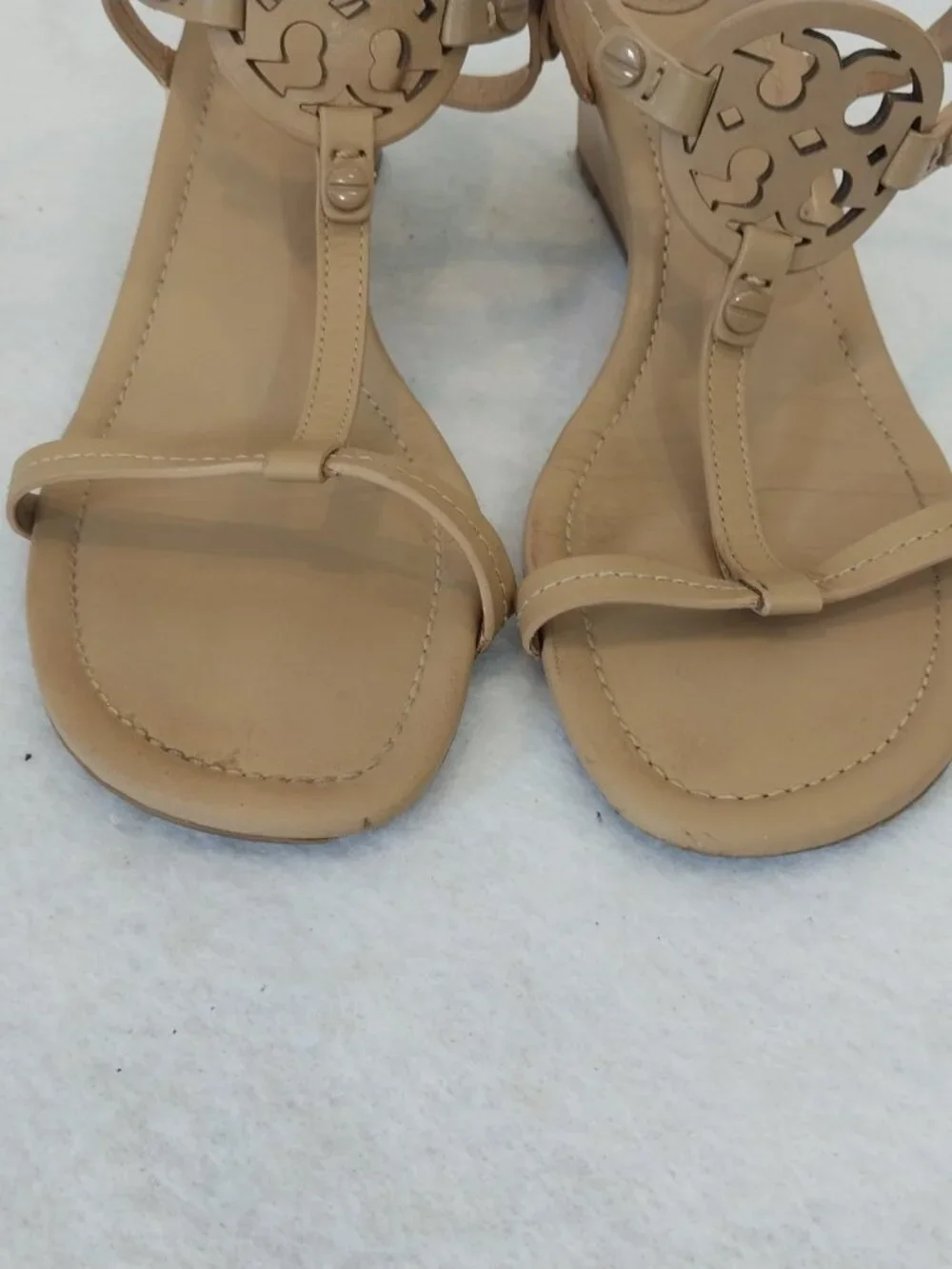 Tory Burch Wedge Sandals 7.5 Miller Beige Nude Leather T-Strap Logo Medallion